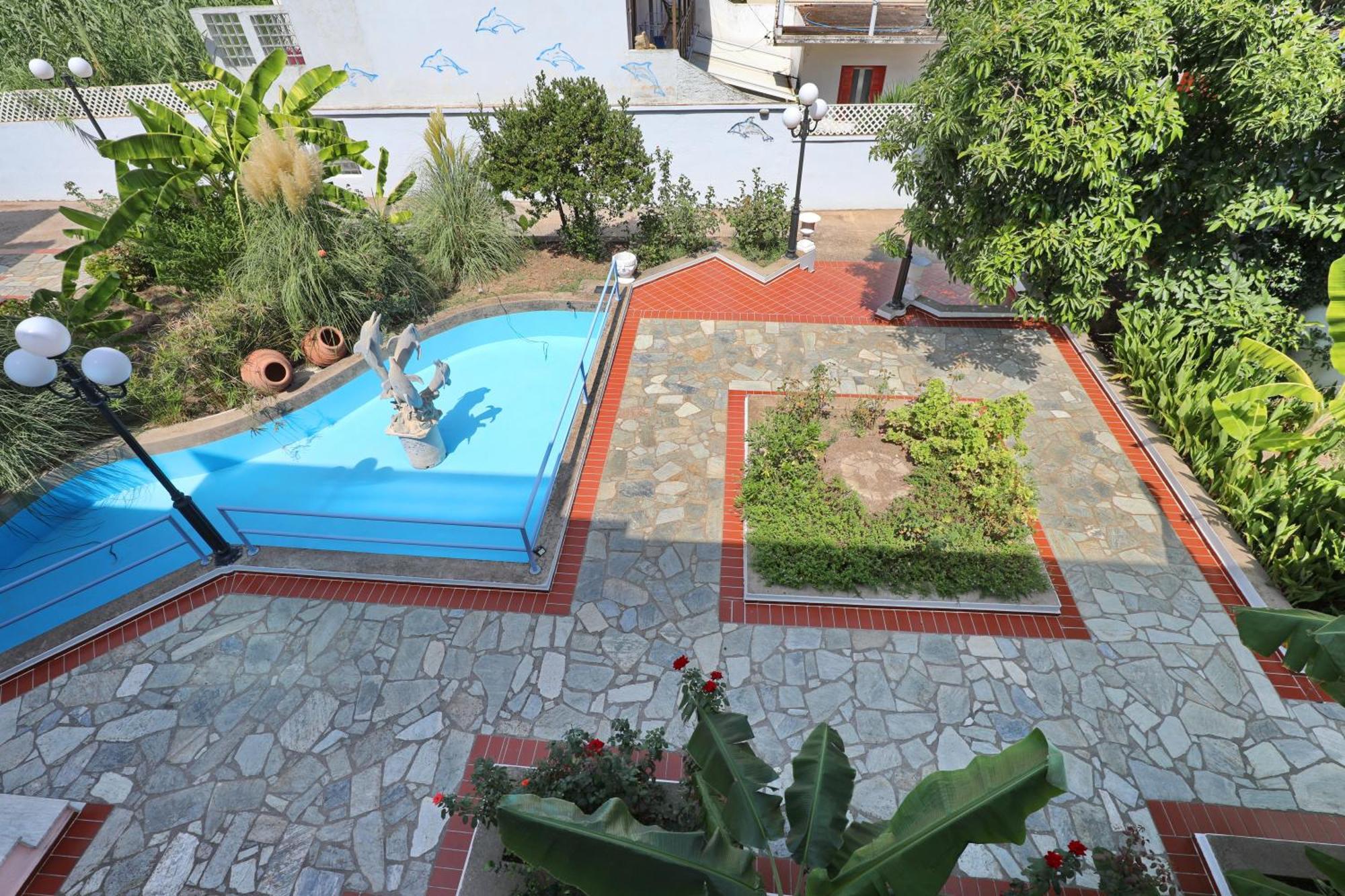 Dolphin Hotel